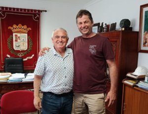 El alcalde de La Aldea de San Nicol&aacute;s recibe a &Oacute;liver Saavedra Ram&iacute;rez, pregonero de las Fiestas Patronales de San Nicol&aacute;s de Tolentino 2026
