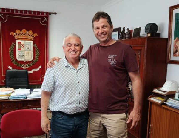 El alcalde de La Aldea de San Nicol&aacute;s recibe a &Oacute;liver Saavedra Ram&iacute;rez, pregonero de las Fiestas Patronales de San Nicol&aacute;s de Tolentino 2026