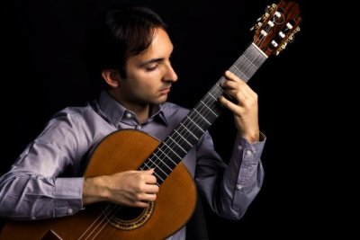 Luis Alejandro García trae los sonidos de la guitarra romántica al patio de la Casa de Colón