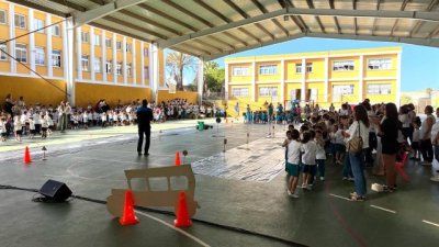 Unos 500 escolares de G&aacute;ldar disfrutan y aprenden con un concierto infantil sobre seguridad vial