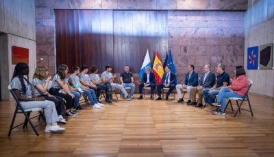 Clavijo destaca el &ldquo;talento&rdquo; de los j&oacute;venes canarios tras reunirse con campeones de Espa&ntilde;a en rob&oacute;tica aeroespacial