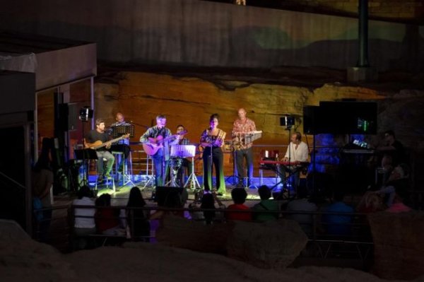 La visita nocturna a Cueva Pintada recibe a ‘Faneroque Folk’ para su ambientación musical