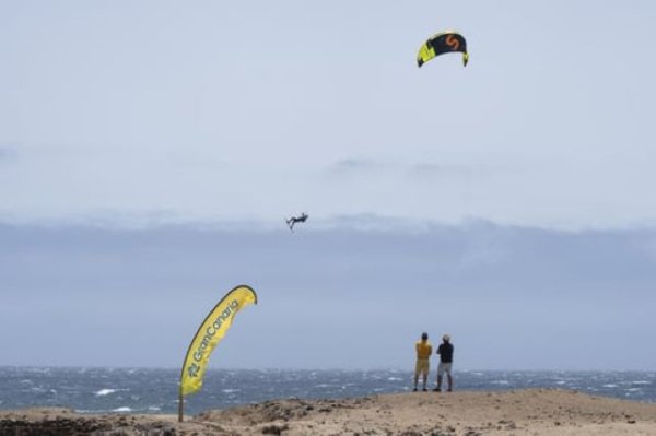 Los riders canarios rozan la cima del Mundial de Kitesurf Big Air en Gran Canaria