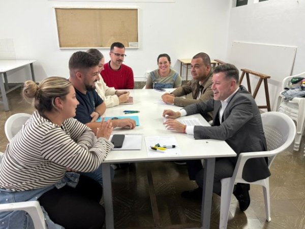 Gu&iacute;a: Visita de Teodoro Sosa a la Comisi&oacute;n de Fiestas de La Atalaya-Gu&iacute;a