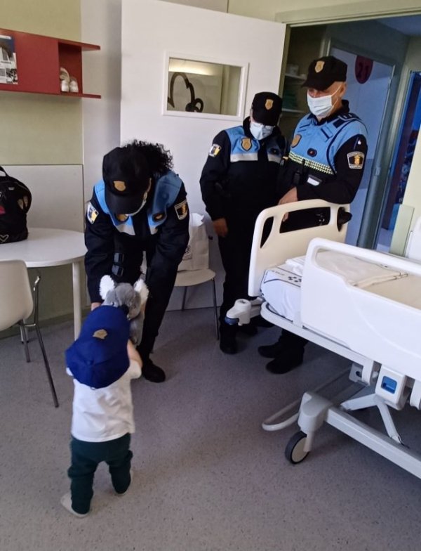 Los niños del HUC reciben la visita de la Policía Local de La Laguna