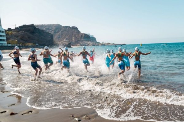 400 j&oacute;venes disputan las finales acu&aacute;ticas y de k&aacute;rate de los Campeonatos de Canarias en Edad Escolar