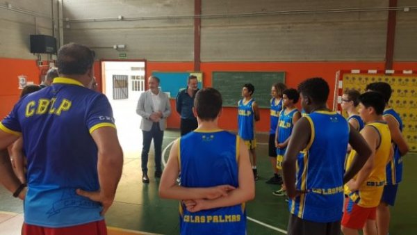 Francisco Castellano visita los entrenamientos del CB Las Palmas en el IES de Schamann