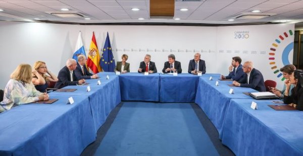 Torres y el ministro Escrivá mantienen una reunión con representantes de los agentes sociales de Canarias