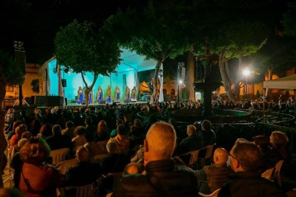 Gáldar: La Plaza de Santiago ríe y disfruta con la Noche de Chirimurgas