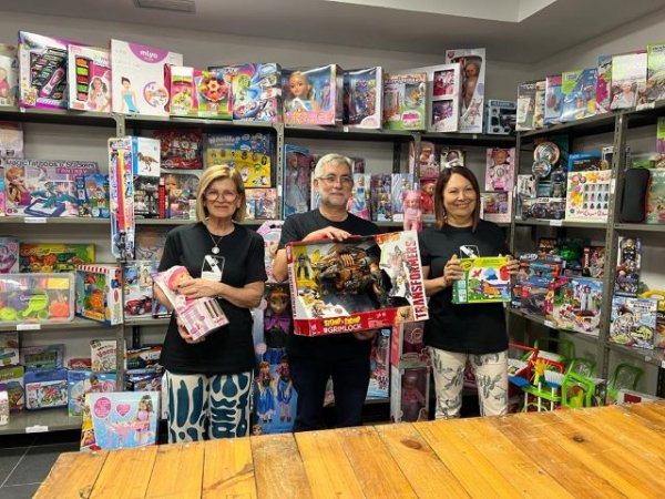 La Casa de Galicia y el Ayuntamiento inician la campaña solidaria ‘+ Que Reyes’ para que ningún niño se quede sin juguetes