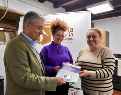 El Cabildo entrega más de 100 años de archivos históricos digitalizados a la Federación de Lucha Canaria