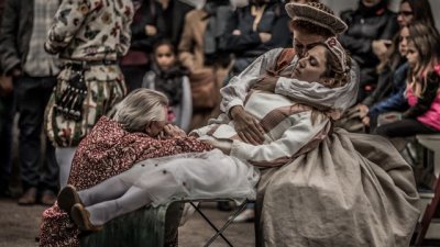 Gu&iacute;a: &lsquo;Romeo y Julieta&rsquo; visitan el casco hist&oacute;rico de Gu&iacute;a con un elenco de 15 actores (V&iacute;deo)