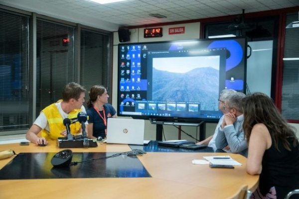 Julio Pérez: “Hoy ha sido un día duro, pero podemos decir que el incendio camina hacia su final”