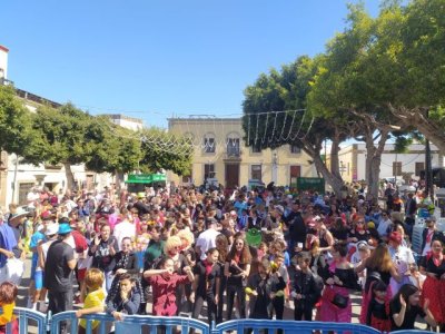 Más de un millar de personas inundaron hoy las calles de Guía de color, ritmo y fantasía en la Gran Cabalgata Escolar de Carnaval