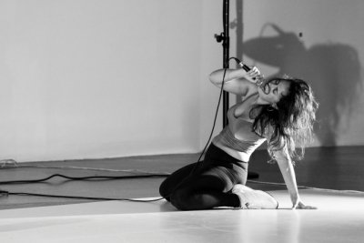 La polifac&eacute;tica artista Tamara Ascanio invoca al gozo y al placer con &lsquo;Prazer&rsquo;