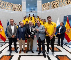 Voleibol: El CV Guaguas recibe el homenaje de las instituciones tras revalidar la Superliga