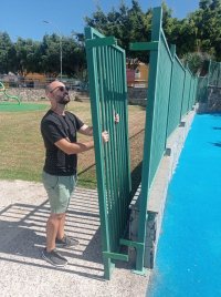 Kevin Gonz&aacute;lez denuncia el peligro que supone el mal estado de las canchas deportivas y parques infantiles de Moya