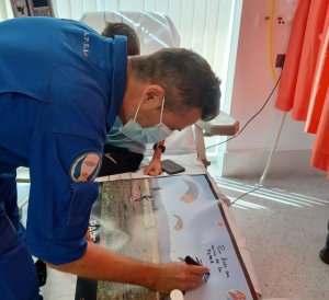 Los niños y niñas del HUC reciben la visita de la Patrulla Acrobática de Paracaidismo del Ejército del Aire