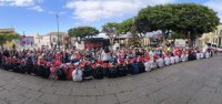 El frontis de la Iglesia de Santa Mar&iacute;a de Gu&iacute;a acogi&oacute; el tradicional concierto de villancicos de los peque&ntilde;os &lsquo;Pap&aacute; Noel&rsquo; del CEIP Nicol&aacute;s Aguiar
