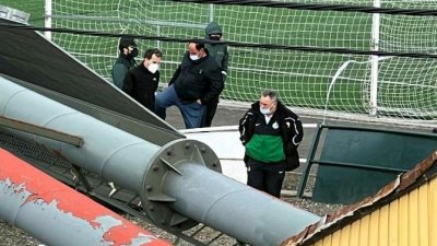 Un muerto y un herido tras caer una torre de luz en un campo de Asturias