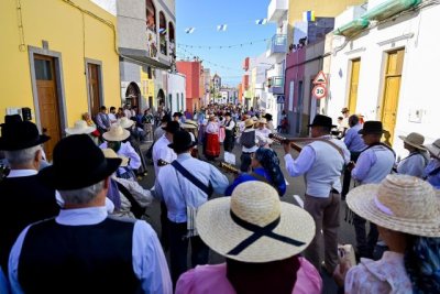 G&aacute;ldar: San Isidro vive con devoci&oacute;n su romer&iacute;a ofrenda
