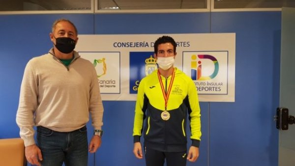 Castellano recibe a Óliver Rodríguez, medalla de oro en el Campeonato de España FEDDI 2021 de jabalina