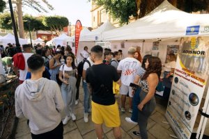 Miles de personas se mueven en la I Feria de Empleo del Noroeste