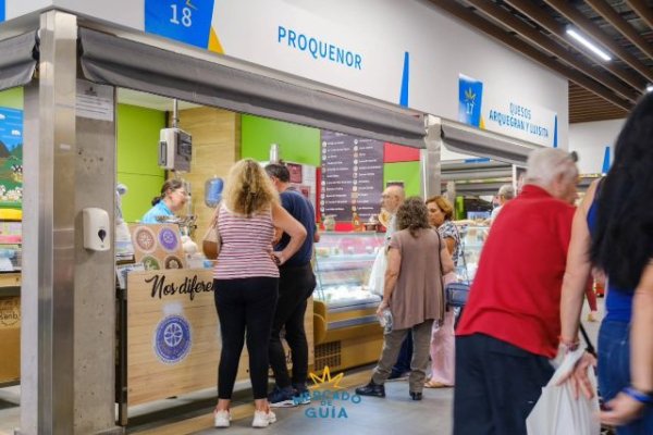 Una amplia variedad de los mejores quesos de Canarias se encuentran en el Mercado de Gu&iacute;a