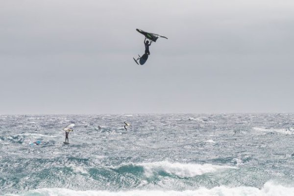 Mar de Arce y Julien Rattotti, campeones del mundo de Wingfoil Big Air en Gran Canaria