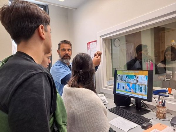 El Hospital Doctor Negrín pone en marcha este mes una nueva edición de su programa escolar ‘Conoce tu hospital’