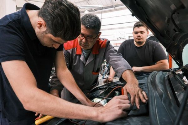 Educación amplía la oferta de cursos de especialización destinados a personas tituladas en Formación Profesional