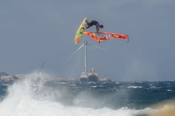 Windsurf: El canario Marino Gil protagoniza un comienzo épico en Pozo Izquierdo