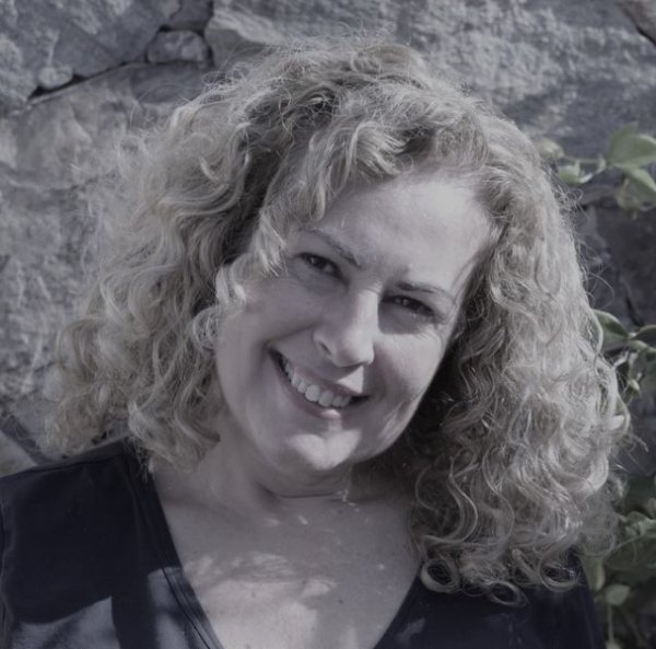 Tarde de poes&iacute;a 'en femenino' en la Casa de Col&oacute;n, de la mano de Gloria Oliva y Mar Zeraus