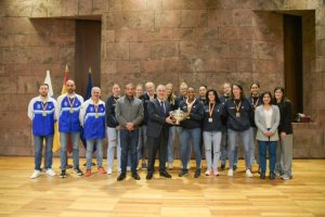 Torres recibe a la plantilla de voleibol femenino del Haris Tenerife, reciente campeona de la Copa de la Reina