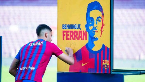 El Barça inscribe a Ferran Torres tras la forzada renovación de Umtiti