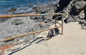 Barandillas de hierro en mal estado, subida a la Guancha y Muelle viejo - en el Agujero de Gáldar