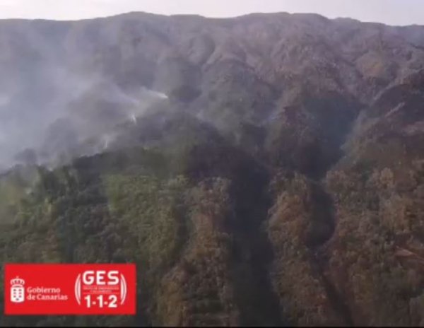 La evolución del incendio forestal de Tenerife permite la retirada de los hidroaviones