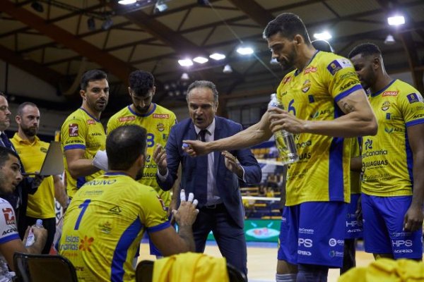 Voleibol: El CV Guaguas gana a un Arenal Emevé muy atrevido (3-2)