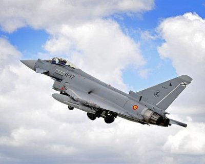 Cazas Eurofighter y F-18 Hornet se entrenan en el Archipiélago Canario
