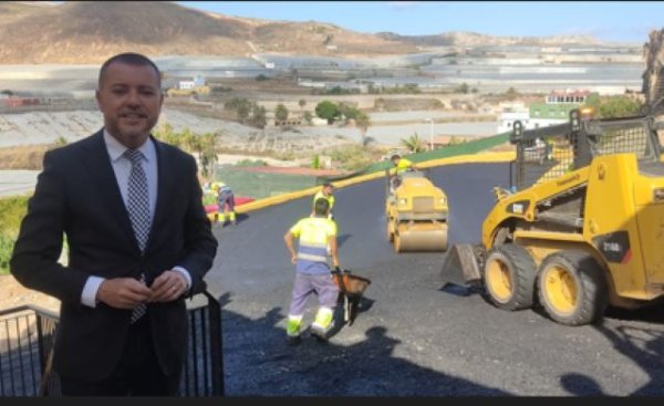 Gáldar: El Ayuntamiento asfalta tres calles en Nido Cuervo y genera nueve plazas de aparcamiento
