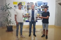 Francisco Castellano agasaja a Armide Soliveres y Jorge Hern&aacute;ndez, campeones de Europa absoluto y junior de bodyboard