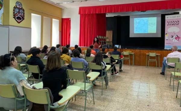 Gáldar: La arqueóloga y antropóloga Sirio Canós charla sobre historia africana en el IES Saulo Torón