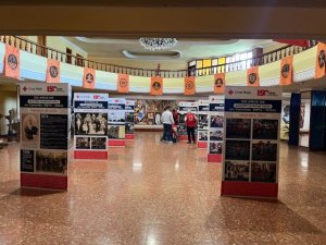 El Casino de Gáldar acoge la exposición fotográfica con la que Cruz Roja celebra su recorrido en el Archipiélago