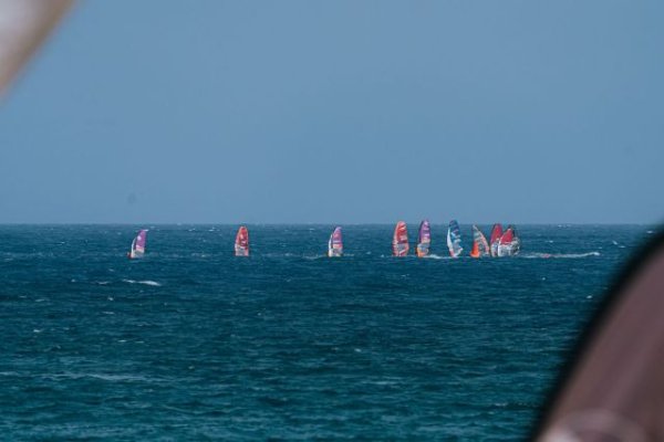 Pierre Mortefon revalida el título mundial de Slalom X en Tenerife en una jornada condicionada por el viento
