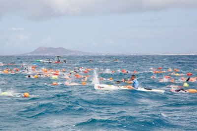 La Travesía a Nado Isla de Lobos - Fuerteventura triunfa con 25 años de brazadas y la participación internacional de más de 270 nadadores/as