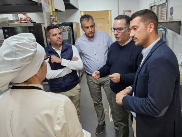 Poli Suárez defiende en Lanzarote el esfuerzo por mantener servicios esenciales en las escuelas unitarias