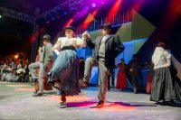 'Cantares a G&aacute;ldar' deleita en la Plaza de Santiago con dos agrupaciones folcl&oacute;ricas