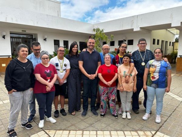 Pedro Rodríguez felicita a los usuarios del Centro Ocupacional Santa María de Guía por sus éxitos en competiciones deportivas