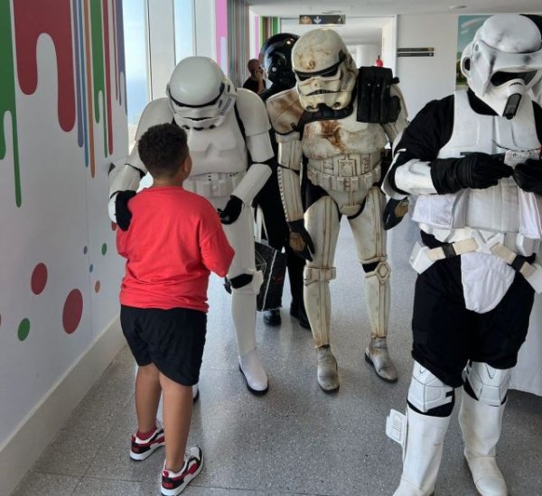 Los pacientes pediátricos del HUC reciben la visita de los personajes de Star Wars de la Legión 501