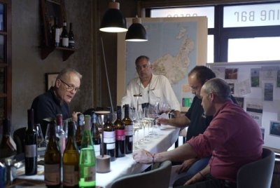 El cr&iacute;tico internacional Tim Atkin cata m&aacute;s de 270 vinos canarios